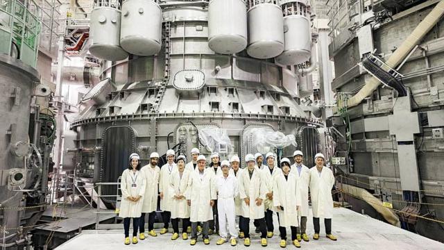 Algunos de los científicos que participan en el proyecto delante del reactor en Naka, Japón.