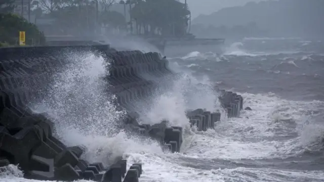 High waves dey observed along di shore as Typhoon Shanshan approach southwestern Japan for Ibusuki, Kagoshima Prefecture, August 28, 2024