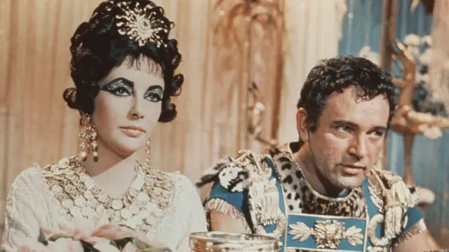 Elizabeth Taylor i Richard Burton w scenie z filmu „Kleopatra” z 1963 roku