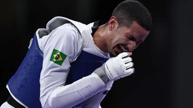 Edival Pontes comemora medalhacaça níquel a era do gelobronze na Olimpíadacaça níquel a era do geloParis