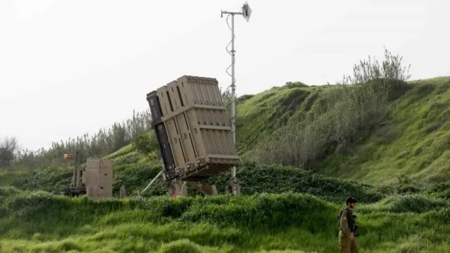 Батареи системы "Железный купол" развернуты вдоль северных границ Израиля с Ливаном и Сирией, а также рядом с сектором Газа