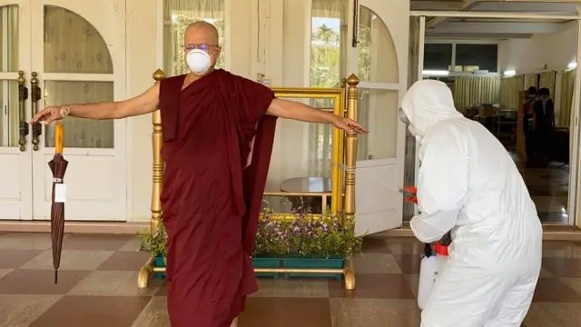 ဆရာတော်အရှင်ဆေကိန္ဒအပါအဝင် ကျောင်းတိုက်တွင်းနေထိုင်သူအားလုံးရဲ့ အဝင်အထွက်အားလုံးကို ပိတ်ချထား