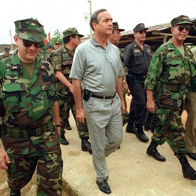 El jefe de inteligencia Vladimiro Montesinos junto a militares.