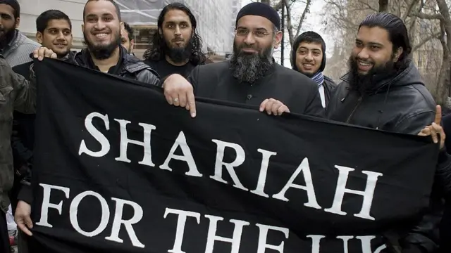 ব্রিটেনের মুসলমানদের বহু সংগঠন আন্তর্জাতিক সন্ত্রাসবাদের প্রতি আল-মুহাজারিুনের সমর্থন, সমকামিতা এবং ইহুদি বিদ্বেষের নিন্দা করেছে