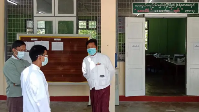 အနော်ရထာမှာ ရှိတဲ့ မဲပုံး ၁၂ ပုံလုံးကို အခုလို မဖြစ်အောင် လုံခြုံရေးကြိုးတွေ ထပ်မံချိပ်ပိတ်ပေးခဲ့