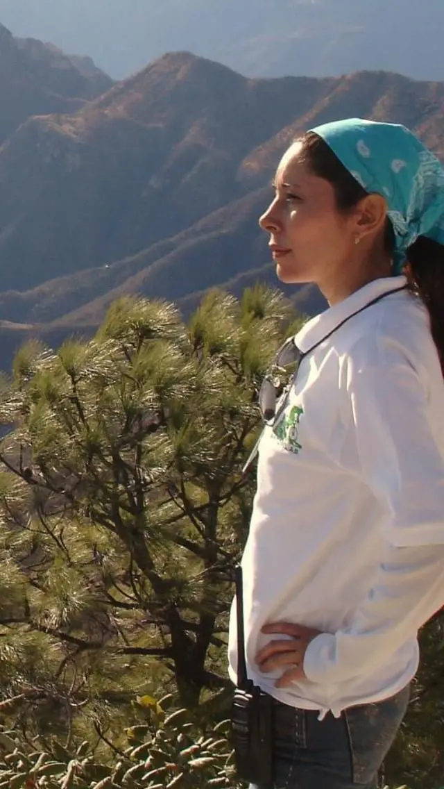 Julia Paredes mira al horizonte en la Sierra Tarahumara