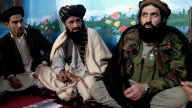 टीटीपी के प्रवक्ता शहीदुल्लाह शाहिद (दाएं) ने साल 2014 में एक प्रेस कॉन्फ्रेंस की थी