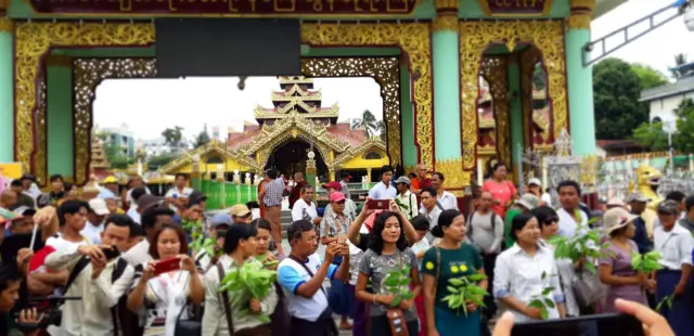 အမျိုးသားရေး ဆိုပြီး လှုပ်ရှားသူတွေကလည်းဝန်းရံတဲ့ပွဲ တက်ကြပါတယ်။