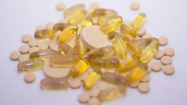 विटामिन की गोलियां और कैप्सूल.