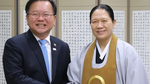 한은숙 원불교 교정원장(오른쪽)과 악수하는 김부겸 당시 행안부 장관