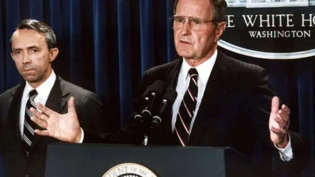 अमेरिकेचे तत्कालिन अध्यक्ष जॉर्ज बुश सिनिअर 