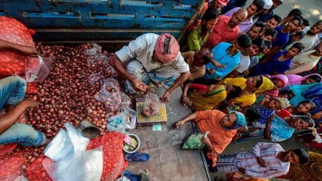 দ্রব্যমূল্য বেড়ে যাওয়ায় হিমশিম খাচ্ছেন নিম্ন আয়ের মানুষেরা।