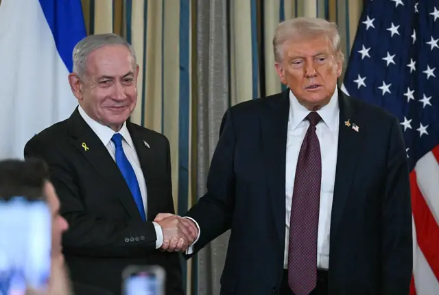 Le président américain Donald Trump (à droite) serre la main du Premier ministre israélien Benjamin Netanyahu (à gauche) devant leurs drapeaux nationaux respectifs à la Maison Blanche le 29 septembre 2025.