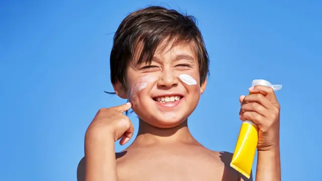 Kulit anak kecil sangat sensitif terhadap radiasi UV, jadi sangat penting bagi mereka untuk terlindungi dari sinar matahari