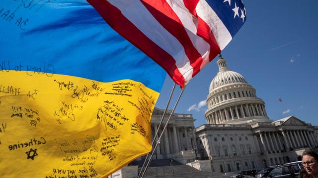 Американский и украинский флаги на проукраинской акции у Капитолия 20 апреля 2024 года