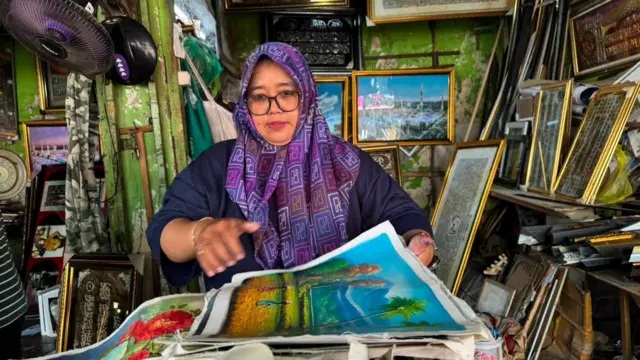Ida Khoiriyah, perajin pigura di Solo, Jawa Tengah, mengatakan pemadaman yang terjadi dalam sepekan terakhir merugikan para pelaku usaha kerajinan pigura. Musababnya, sebagian besar peralatan produksi bergantung pada pasokan listrik.