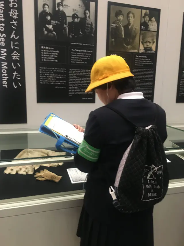 Дете у рукама држи свеску