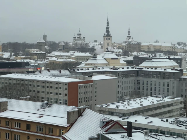 Edifícios em Talin ligeiramente cobertos de neve