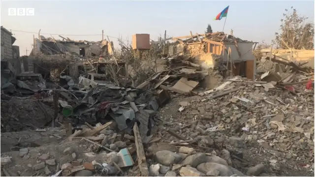 Руины в Гяндже после обстрела.