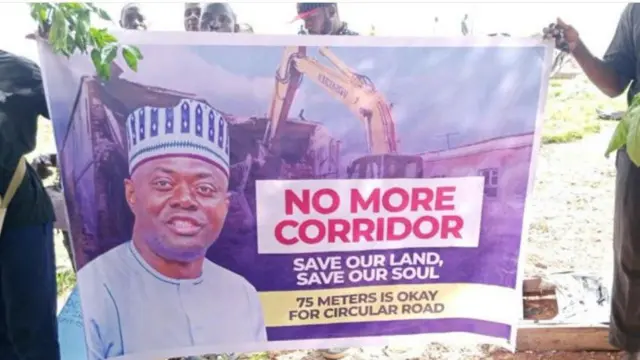 Ọkunrin meji mu akọle kan lọwọ ọtun ati ni ọwọ osi. Lara akọle naa ni wọn ya aworan gomina Seyi Makinde si, ti wọn si kọ ọrọ gadagba soke rẹ pe Ko gbọdọ si kọridọ mọ, daabo bo ilẹ wa ati ẹmi wa.