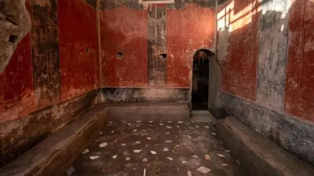 स्नानगृहातील कपडे बदलण्याच्या खोल्यांमध्ये लाल रंगाच्या भिंती