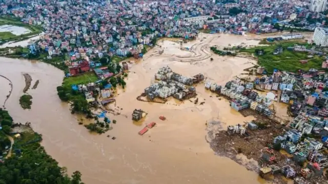 திபெத் எல்லையை நோக்கியுள்ள மேல் லெண்டே நதியில் ஏற்பட்ட பனி மற்றும் பாறைச் சரிவு காரணமாக உருவான திடீர் வெள்ளப்பெருக்குக்குப் பிறகு, பெருக்கெடுத்து ஓடும் திரிசூலி நதிக்கரையில் சேதமடைந்த கட்டிடங்கள் மற்றும் உள்கட்டமைப்புகளின் வான்வழித் தோற்றம்.