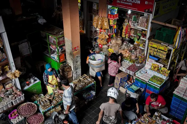 pasar tradisional, beringharjo, yogyakarta, retail, alfamart, indomaret 