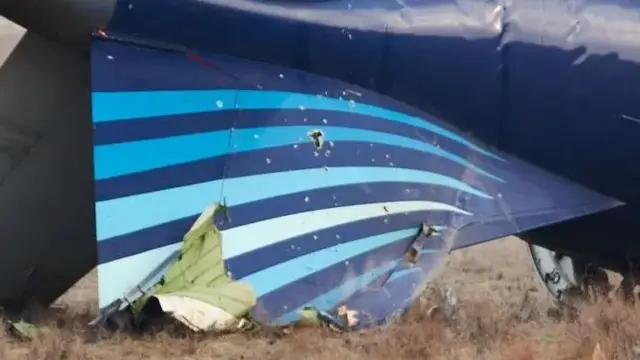 Тешиклар учоқнинг қуйруқ қисмида яққол кўриниб турарди