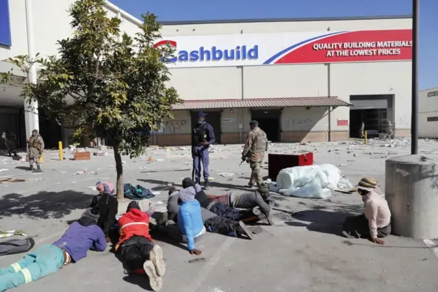 ፖሊስ እና በቁጥጥር ስር ካዋላቸው ዘራፊዎች