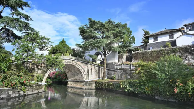 ဟော်ရွှင်ရွာအဝင်က ရှေးဟောင်းကျောက်တံတား