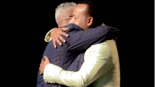 ጠቅላይ ሚኒስትር ዐብይ አሕመድ እና አርቲስት ታማኝ በየነ ተቃቅፈው