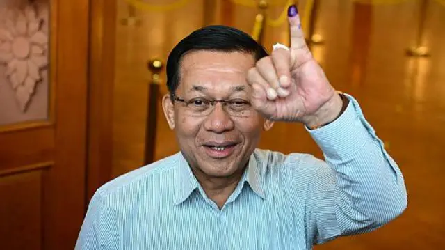 ဗိုလ်ချုပ်မှူးကြီးမင်းအောင်လှိုင် မဲပေးပြီးနောက် တွေ့ရစဥ်