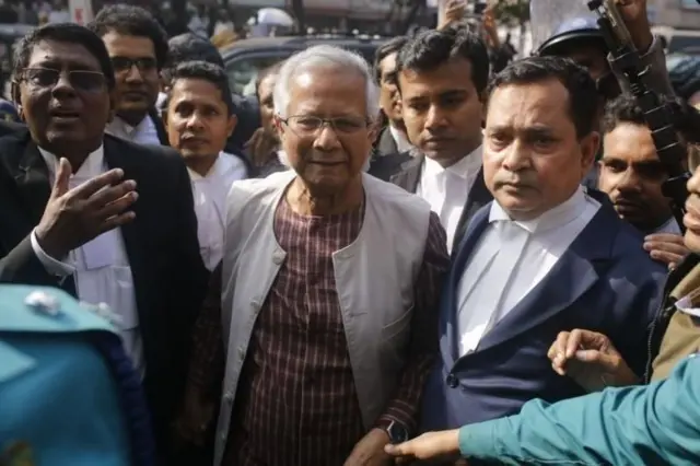 अदालत में पेशी के दौरान प्रोफेसर मोहम्मद यूनुस