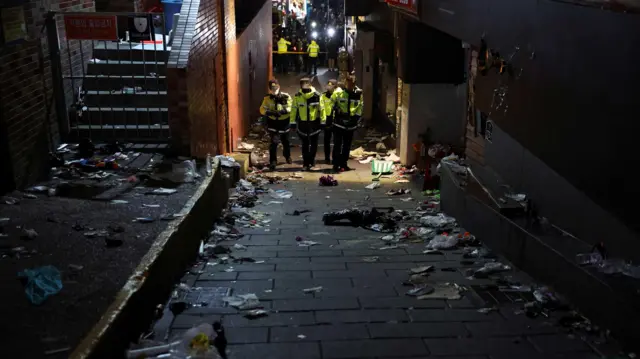 လမ်းကျဥ်းလေးထဲ စုပြုံဝင်တိုးကြရာကနေ လူအုပ်ပိမှုဖြစ်ခဲ့တာလို့ သတင်းတွေမှာဖော်ြပနေ 