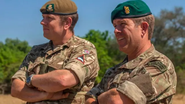 Le colonel Michael Geldard (en béret vert) suit les opérations