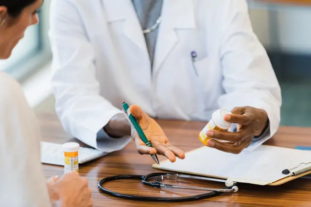 Imagen genérica de un doctor con un paciente.