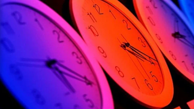 عدد من ساعات الحائط