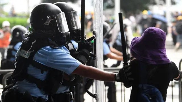 ஹாங்காங்கில் ஒற்றை சட்டத்திற்கு எதிராக லட்சக்கணக்கான மக்கள்: தொடரும் போராட்டம், தாக்கும் போலீஸார் - நடப்பது என்ன?