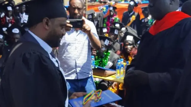 Jaafaar Mitikkuu yeroo meedaaliyaa fudhatu