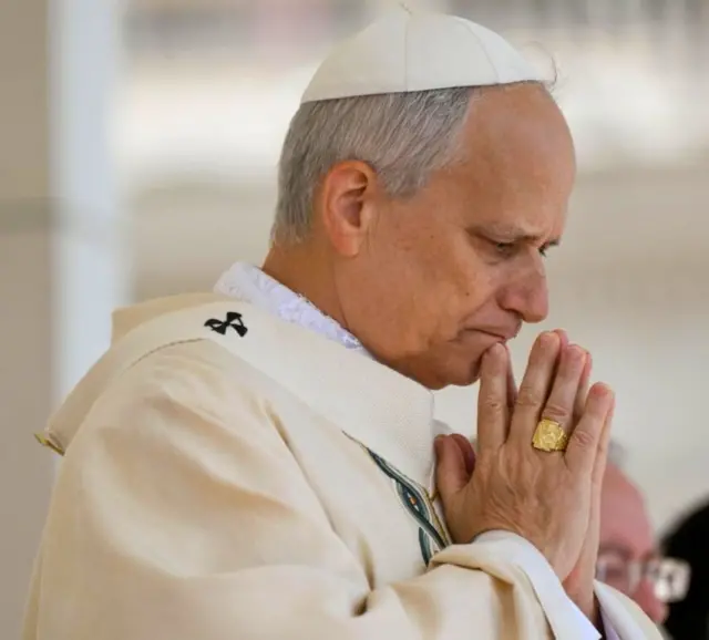 Papa Leo yavuze isengesho rya Regina Caeli aho yagize ati: "Ntitwakwibagirwa abari mu kababaro kubera intambara"