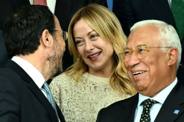 رئيسة الوزراء الإيطالية جورجيا ميلوني (في الوسط) تتبادل الضحكات مع رئيس قبرص نيكوس خريستودوليدس (على اليسار) ورئيس المجلس الأوروبي أنطونيو كوستا أثناء انتظارهم الرئيس الفرنسي إيمانويل ماكرون قبل التقاط صورة جماعية بعد جلسة عمل للمجلس الأوروبي والشركاء الإقليميين ضمن اجتماع غير رسمي في نيقوسيا في 24 أبريل/نيسان 2026. 