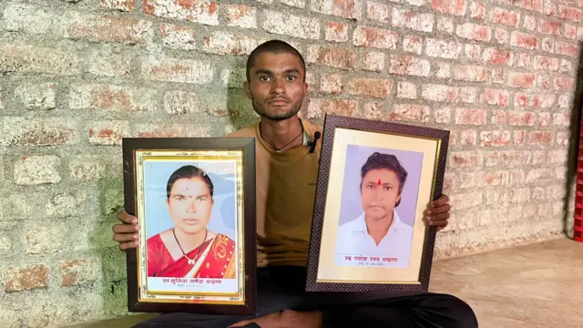 सोमेश्वर, आई-वडिलांच्या फोटोंसोबत