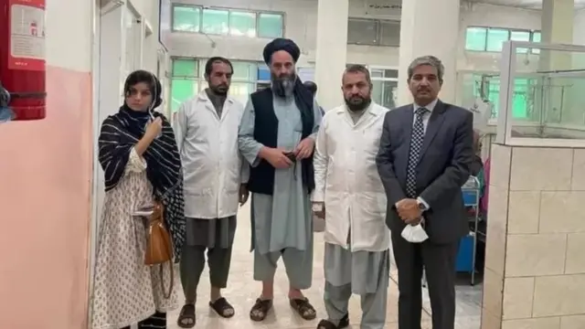 இந்திய இணைச் செயலர் ஜே.பி.சிங், காபூலில் உள்ள இந்திரா காந்தி குழந்தைகள் மருத்துவமனையை சுற்றிப்பார்த்தார்.