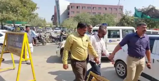 ફેબ્રુઆરીના પગારની સ્લીપ બનાવવામાં આવી ત્યારે તેમાં મયુરનું નામ નહોતું.