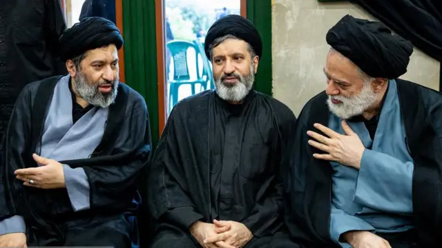مسعود خامنه‌ای در میان دو برادرش، مصطفی و مسعود - ۲۵ تیر ۱۴۰۵