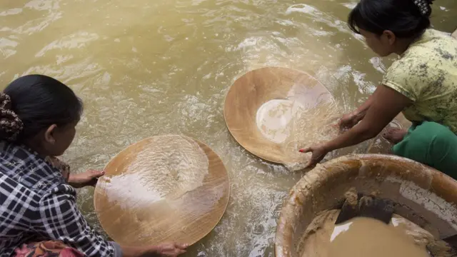 ရွေတွင်းတွေဟာ မိုးတွင်းကာလ နားတာကြောင့် ရွှေဈေးတွေတက်လေ့ရှိပါတယ် ။