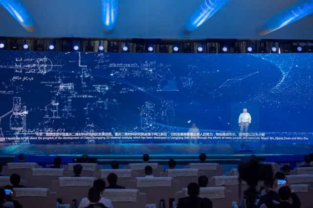 2010年因石墨烯的研究获得诺贝尔物理学奖的康斯坦丁·诺沃肖洛夫（Konstantin Novoselov）通过全息投影的方式发表演讲。