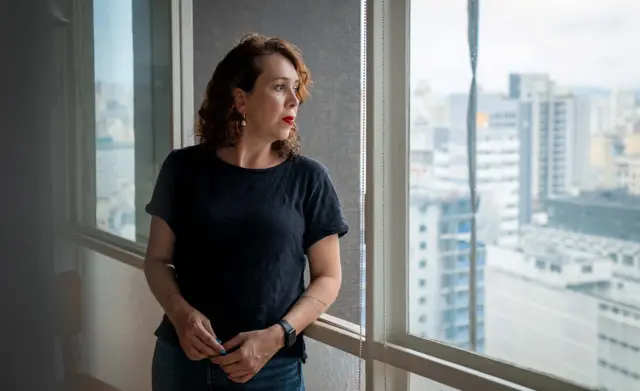 Maíra olha pela janela