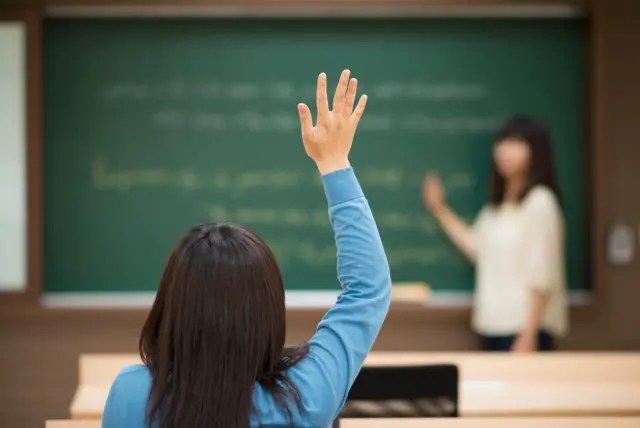 一名学生正在问问题。