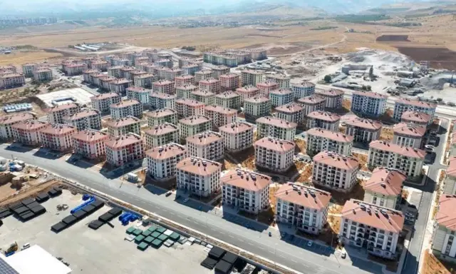 Sıra sıra inşa edilmiş binalar